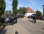 Motorradfahrer_am_Landhaus.jpg