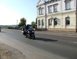 Motorradfahrer vorm Hotel Deutsches Haus.jpg